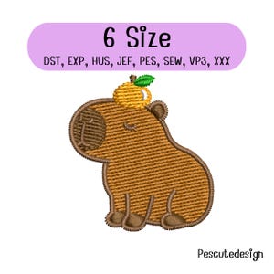 Può includere: Un disegno per ricamo raffigurante un capibara marrone con un piccolo frutto arancione sulla testa. Sopra il capibara, un banner viola chiaro mostra il testo 6 Size e un elenco di formati di file: DST, EXP, HUS, JEF, PES, SEW, VP3, XXX.