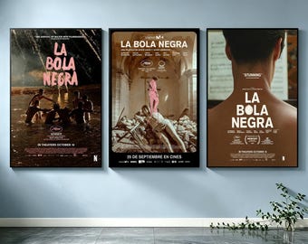 Puede incluir: Tres pósteres de película rectangulares titulados La Bola Negra expuestos lado a lado. El póster izquierdo muestra personas en el agua, el central a una persona sobre una estatua en ruinas y el derecho la espalda de una persona.