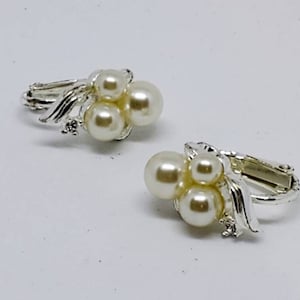 Vintage Faux Pearl Cluster Earrings Clip On Rhinestone Silver Tone Metal Setting Retro Earrings