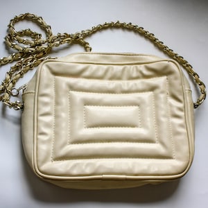 Vintage Quilted Cream Purse 70s 80s Padded Off White Faux Leather Cross Body Chain Shoulder Strap