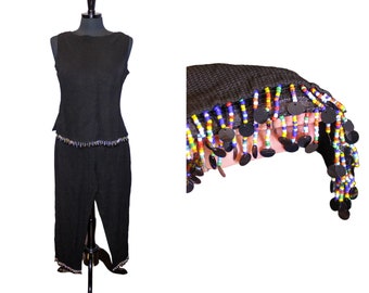Set di pantaloni vintage con canotta in maglia Ronni Nicole By Ouida, pantaloni capri con frange e perline, top senza maniche nero multicolore