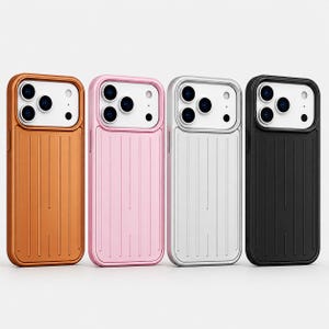 Op de afbeelding: Vier smartphonehoesjes op een rij, voorzien van een verticaal geribbelde textuur op de achterkant. De hoesjes zijn oranje, lichtroze, zilver en zwart van kleur. Elk hoesje heeft een verhoogde rechthoekige uitsparing voor de camera.