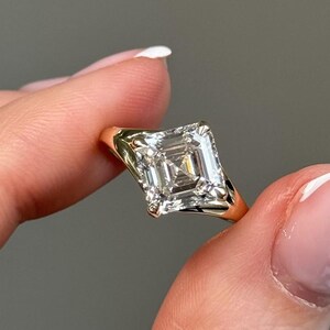 3,65 ct Asscher-slipad diamant i lab-odlad drakefatt med solitaire i 14k guld med split shank