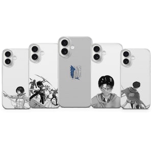 Può includere: Cinque cover trasparenti per smartphone con illustrazioni in bianco e nero in stile manga di personaggi tratti da L'Attacco dei Giganti. I design includono scene d'azione, un personaggio con il volto bendato e l'emblema blu e bianco delle Ali della Libertà.
