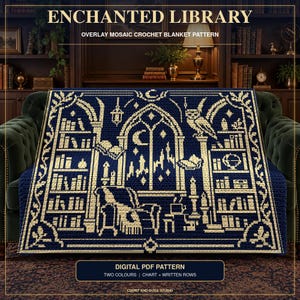 Pode incluir: Uma manta de crochê azul-escura e creme com um padrão de mosaico sobreposto de uma biblioteca encantada. O design inclui estantes de livros, uma janela em arco com uma lua crescente, uma coruja, uma cadeira e livros.