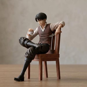 Puede incluir: Una figura de estilo anime de un personaje con cabello negro, que viste una camisa blanca con cuello, un chaleco marrón y pantalones oscuros con botas negras altas. La figura está sentada en una silla de madera, sosteniendo una taza y un cuchillo.