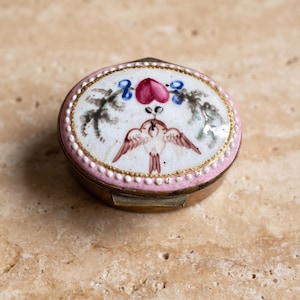 Exquisite 18e-eeuwse Georgische Staffordshire-doos van emaille en koper | Handbeschilderd liefdesgeschenk met spiegel