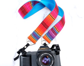 Correa para cámara guatemalteca de 1,5" o 1" de ancho para DSLR o cámara sin espejo - Correa para cámara Serape - La 'Fiesta' en cincha de nailon azul pavo real