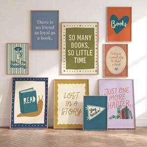 Puede incluir: Una colección de nueve láminas rectangulares para pared con ilustraciones y tipografía sobre libros. Los diseños incluyen frases como 'There is no friend as loyal as a book', 'So many books, so little time', 'Lost in a story' y 'Just one more chapter'.