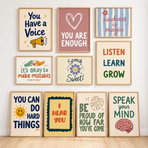 Könnte beinhalten: Eine Sammlung von zehn gerahmten Wandbildern mit motivierenden Texten und farbenfrohen Illustrationen wie Megafon, Herz, Blume, Sonne und Gehirn. Die Poster zeigen Sätze wie You Have a Voice, You Are Enough und Speak Your Mind.