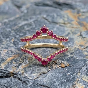 Gebogen robijn ringversterker 925 sterling zilver chevron ringbeschermer band met laboratoriumrobijn dubbele V stapelbare trouwring voor solitaire ring