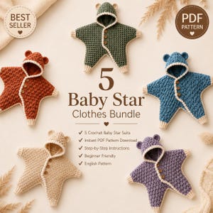 Op de afbeelding: Een bundel van vijf gehaakte baby-sterpakjes in donkergroen, roestoranje, blauw, beige en paars. Elk pakje heeft een capuchon met berenoortjes, een knoopsluiting aan de voorzijde en een crèmekleurige rand. De tekst luidt 5 Baby Star Clothes Bundle.