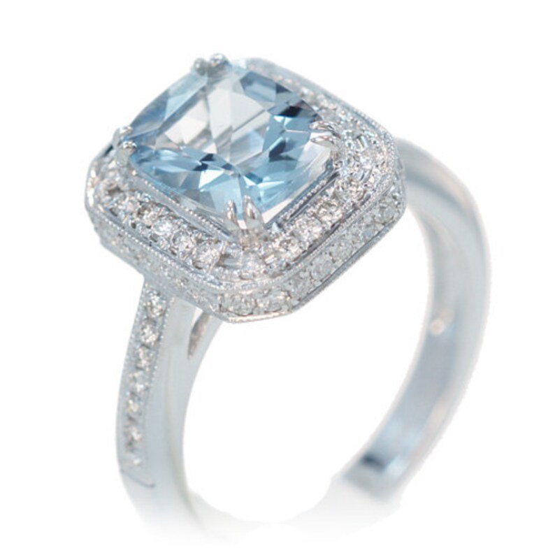 Cushion Cut Diamond Engagment Ring In Halo Yellow Gold Setting