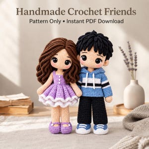 Puede incluir: Dos muñecos de ganchillo hechos a mano con el texto Handmade Crochet Friends Pattern Only Instant PDF Download. Un muñeco tiene el pelo largo, ondulado y castaño con un vestido morado, el otro tiene el pelo negro corto, sudadera azul y pantalón negro.