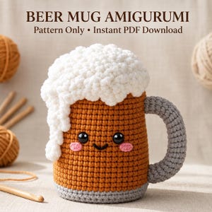 Può includere: Un boccale di birra amigurumi all'uncinetto con corpo marrone, base e manico grigi e schiuma bianca in cima. Il boccale ha occhi neri, un sorriso ricamato e guance rosa. Testo: BEER MUG AMIGURUMI Pattern Only • Instant PDF Download.