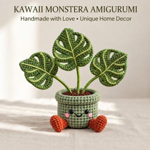 Op de afbeelding: Een gehaakte amigurumi monstera plant in een lichtgroene pot met een lachend gezicht, zwarte ogen en roze wangen. De pot heeft twee oranje voetjes en drie groene monstera bladeren met uitsparingen. Tekst: KAWAII MONSTERA AMIGURUMI Handmade with Love • Unique Home Decor