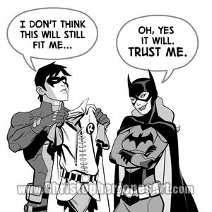 Puede incluir: Una ilustración de cómic en blanco y negro de un superhéroe con un traje rojo y negro que sostiene una camisa blanca con una letra 'R' roja. El superhéroe dice "No creo que esto me siga quedando..." Un segundo superhéroe con un traje negro y gris con un símbolo de murciélago en el pecho dice "Oh, sí, lo hará. Confía en mí."