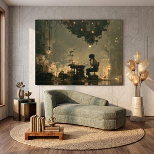 Puede incluir: Un cuadro rectangular que representa un paisaje urbano industrial oscuro con una persona sentada en un escritorio, expuesto sobre una chaise longue curva de color verde salvia, una mesa de centro de madera con libros y una lámpara de pie alta.