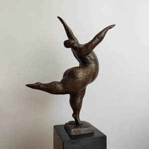 Glad dansande kvinna i brons, vintageskulptur – vällustig kvinna – modern figurativ konst på marmor, elegant present, heminredning