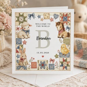 Puede incluir: Una tarjeta de felicitación cuadrada con un borde de patrón de colcha ilustrado con un cordero, un poni, un conejo y un pollito. El texto dice Welcome to the World, Brendon, 15.05.2025, con una letra B grande y un pequeño corazón rojo.