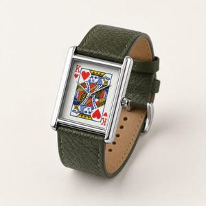 Könnte beinhalten: Eine rechteckige Armbanduhr mit silberfarbenem Gehäuse und strukturiertem olivgrünem Lederarmband. Das Zifferblatt zeigt eine Herz-König-Spielkartenillustration in Rot, Blau und Gelb sowie zwei silberne Zeiger zur Zeitanzeige.