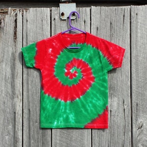 Kids Christmas Red and Green Tie Dye Shirt  Youth T-shirt, XS S M L XL, Holiday Shirt, Boys Tie Dye, Girls Tie Dye