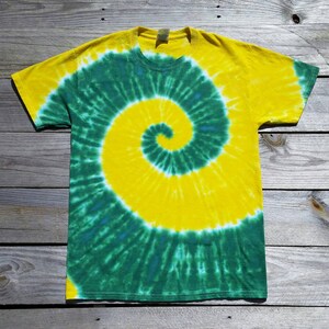 Op de afbeelding: Een groen en geel tie-dye T-shirt met een spiraalpatroon.