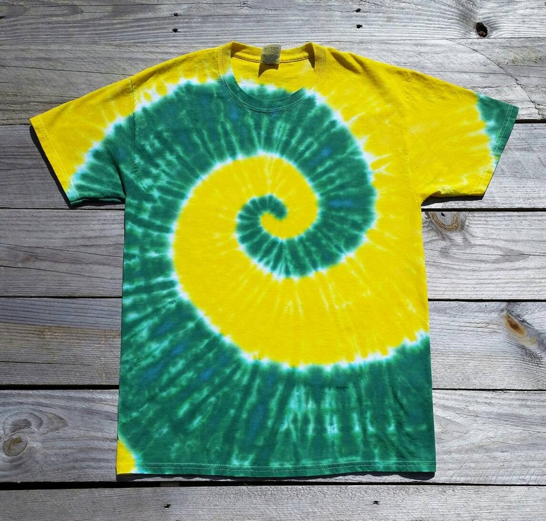 Op de afbeelding: Een groen en geel tie-dye T-shirt met een spiraalpatroon.