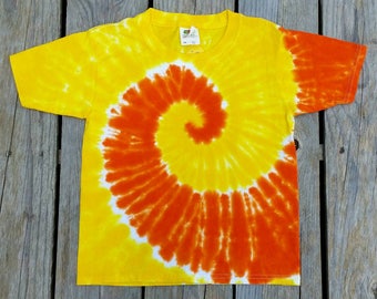 Chemise tie-dye orange et jaune, enfant TP, taille 5, T-shirt tie-dye pour enfant, tie-dye pour garçons, tie-dye pour fille, tie-dye, tie-dye pour tout-petit