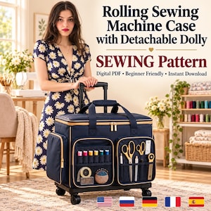 Op de afbeelding: Een marineblauwe naaimachinetas op wieltjes met afneembare trolley, voorzien van gouden ritsen, buitenvakken en gaasvakken met naaibenodigdheden. Tekst: Rolling Sewing Machine Case with Detachable Dolly SEWING Pattern.