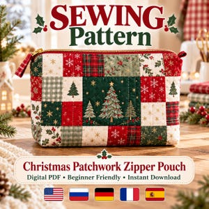 Peut inclure: Une pochette zippée matelassée rectangulaire avec un motif patchwork composé de carrés de tissu rouges, verts et blancs ornés de sapins de Noël, de flocons de neige et de houx. Elle possède une fermeture éclair dorée et une tirette en tissu.