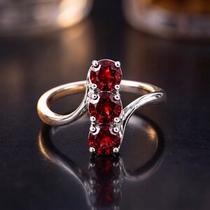 Sterling zilveren ring met robijnen, drie ronde rode edelstenen, gezet in een klauwzetting, elegant cadeau