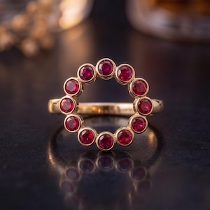 Ring van sterling zilver met labrobijn – 12 ronde diamanten in een rode zetting, een opvallende ring.