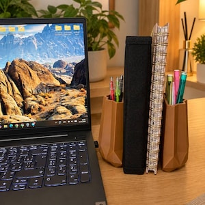 Organizador de mesa geométrico com suporte para canetas e cadernos, porta-planejamento moderno e minimalista para escritório.