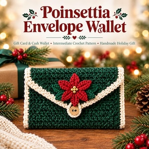 Puede incluir: Una cartera tipo sobre tejida a ganchillo en color verde oscuro con una flor de pascua roja con cuentas doradas en el centro, un borde color crema y un cierre de botón de madera. El texto dice Poinsettia Envelope Wallet, Gift Card & Cash Wallet.