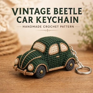 Peut inclure: Un porte-clés en crochet en forme de voiture coccinelle vert foncé avec des fenêtres beiges et des roues gris foncé dotées de clous centraux dorés. Le texte VINTAGE BEETLE CAR KEYCHAIN HANDMADE CROCHET PATTERN est affiché au-dessus de la voiture.