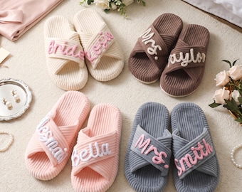 Pantoufles personnalisées pour demoiselles d'honneur, pantoufles en velours côtelé avec lettre personnalisée, pantoufles de spa en chenille, cadeaux pour le matin du mariage/la fête/la mariée