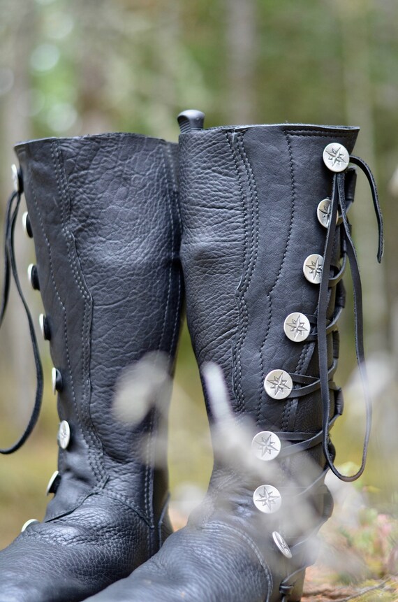 Elven Flamme Buffalo Mokassin Stiefel für Herren Leder Herren benutzerdefinierte Mokassins Aktion Mokassins LARP Stiefel SASS Stiefel Elven Flamme Buffalo Mokassin Stiefel für Herren Leder Herren benutzerdefinierte Mokassins Aktion Mokassins LARP Stiefel SASS Stiefel