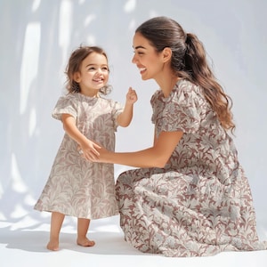 Mockup di abito madre e figlia (PSD), modello realistico di mamma e bambina in tessuto, modello tessile, anteprima del modello abbinato senza soluzione di continuità
