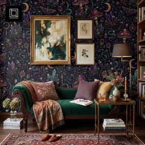 Pode incluir: Uma sala de estar acolhedora com um sofá de veludo verde, adornado com almofadas e um cobertor estampado. O quarto apresenta obras de arte emolduradas, papel de parede estampado, uma mesa lateral de latão e um candeeiro de pé.