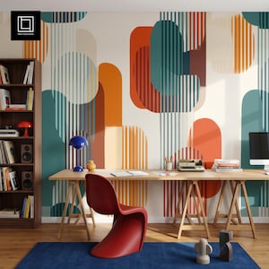Peut inclure: Une peinture murale présentant un motif répétitif de formes arrondies abstraites et de lignes verticales dans des tons de sarcelle, d'orange et de crème. Le design est affiché derrière un bureau en bois avec une chaise rouge et une lampe bleue.