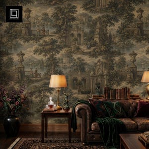 Könnte beinhalten: Ein braunes, getuftetes Ledersofa mit einer grünen Samtdecke, ein hölzerner Beistelltisch mit einer Glaskaraffe, eine Messinglampe, eine schwarze Vase mit Trockenblumen und eine Buchreihe vor einer Tapete mit einer Landschaftsszene.