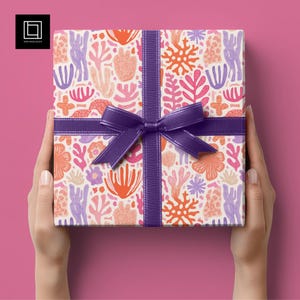 Minimalistische geschenkdoos en inpakpapiermodel | Vrouwelijke handen met cadeau | Bewerkbare lintkleur PSD PNG voor Photoshop en Canva