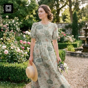 Può includere: Un abito midi verde chiaro con maniche corte a sbuffo e scollo rotondo, caratterizzato da una stampa botanica di foglie di loto e pesci koi. L'abito è abbinato a un cappello di paglia e a un piccolo bouquet di fiori bianchi e viola.