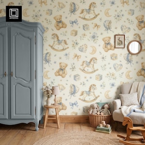 Puede incluir: Una habitación con papel tapiz de patrón repetitivo de osos de peluche, caballos mecedora, lunas y lazos en azul y beige. Un armario azul a la izquierda, un taburete de madera con lámpara y una silla con una cesta de juguetes de peluche.