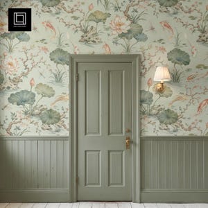 Può includere: Una porta a quattro pannelli color verde salvia su una carta da parati con motivo di pesci koi, fiori di loto e ninfee. Un'applique in ottone con paralume bianco plissettato è montata a destra della porta sopra una boiserie verde salvia.
