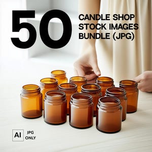 Könnte beinhalten: Eine Sammlung von 50 Kerzengläsern aus bernsteinfarbenem Glas, die in Reihen auf einer hellbraunen Holzoberfläche angeordnet sind.  CANDLE SHOP STOCK IMAGES BUNDLE (JPG) ist in schwarzer Schrift auf weißem Hintergrund geschrieben.