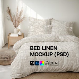 Könnte beinhalten: Ein weißes Bett mit einem gemusterten Bettbezug und passenden Kissenbezügen. Das Bett ist mit einem Kissen und einem kleinen Teppich dekoriert. Der Text "BED LINEN MOCKUP (PSD)" ist auf dem Bettbezug abgebildet.