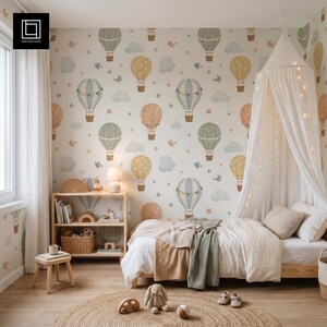 Könnte beinhalten: Ein Schlafzimmer mit einer Tapete mit Heißluftballon-, Wolken- und Sternenmuster. Der Raum enthält ein Holzbett mit weißem Betthimmel, ein Holzregal, einen kleinen Holzhocker und einen runden gewebten Teppich auf dem Boden.