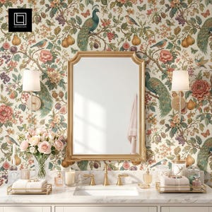 Pode incluir: Uma bancada de casa de banho com espelho dourado, torneiras douradas e bancada em mármore. O papel de parede apresenta um design floral e pavão. Os acessórios incluem uma bandeja com toalhas, um vaso de rosas e uma vela.